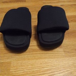 Yohji yamamoto slides..size 8..good condition ..
